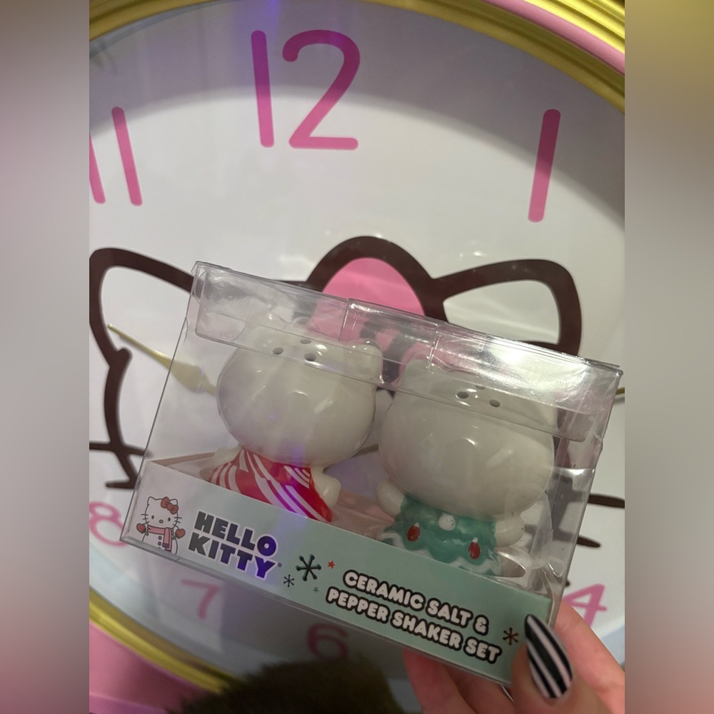 Hello Kitty Ceramic Shakers - Picture 2 of 2